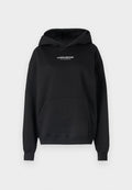 Schwarzer Hoodie mit einer Vordertasche, Kordelzugkapuze und dem Text "STUDIO EDITION" in Weiß. Hergestellt aus weichem, strukturiertem Stoff.