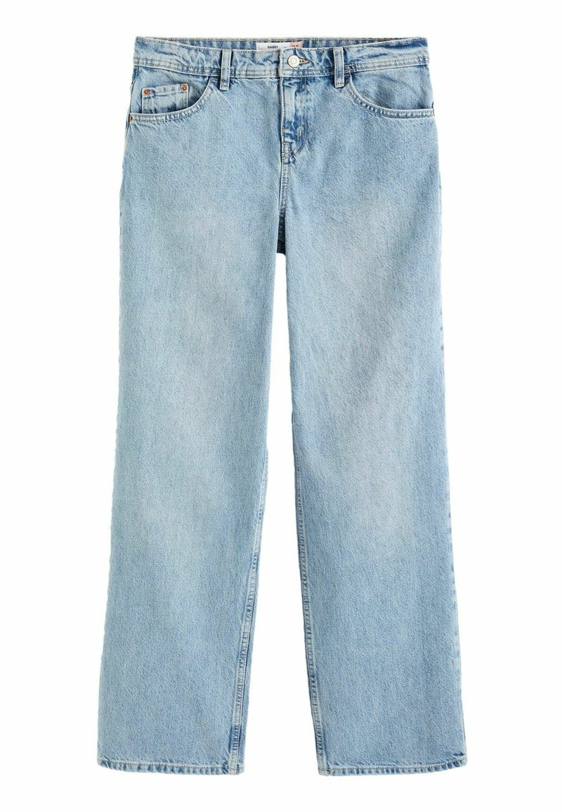 Hellblaue Denim-Jeans mit lockerer Passform, geraden Beinen, Fünf-Taschen-Design und sichtbaren Nähten. Mit einem Knopf- und Reißverschluss vorne.