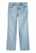 Hellblaue Denim-Jeans mit lockerer Passform, geraden Beinen, Fünf-Taschen-Design und sichtbaren Nähten. Mit einem Knopf- und Reißverschluss vorne.
