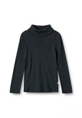 Dunkelgraues, langärmeliges Rollkragenshirt mit umgeschlagenem Kragen und weichem Material. Seitlicher Schlitzdetail am Saum und kleines Etikett unten links.