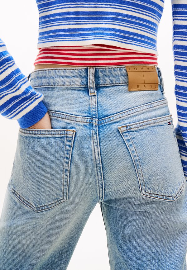 Tommy Jeans MID RISE SLIM STRAIGHT LEG JEANS