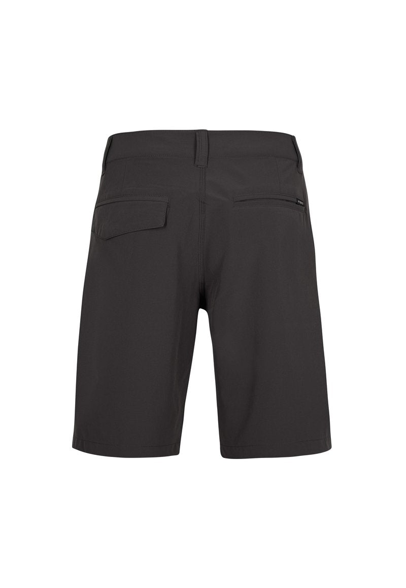 Schwarze Shorts mit glatter Textur, verstellbarem Bund und zwei aufgesetzten Taschen auf der Rückseite. Einfaches Design ohne sichtbare Markenkennzeichnung.