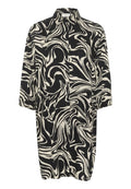 Schwarz-weißes Kleid mit einem wirbelnden abstrakten Muster, durchgehender Knopfleiste, Kragen und dreiviertel langen Ärmeln, gefertigt aus leichtem Stoff.