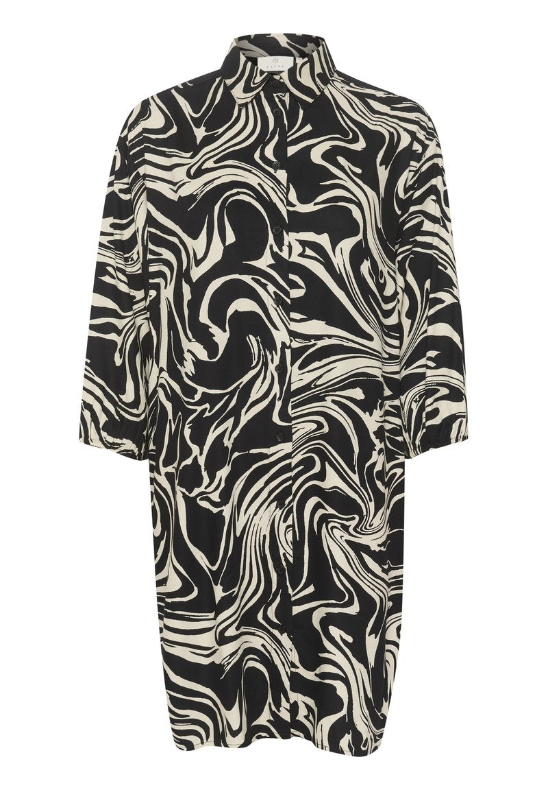 Schwarz-weißes Kleid mit einem wirbelnden abstrakten Muster, durchgehender Knopfleiste, Kragen und dreiviertel langen Ärmeln, gefertigt aus leichtem Stoff.