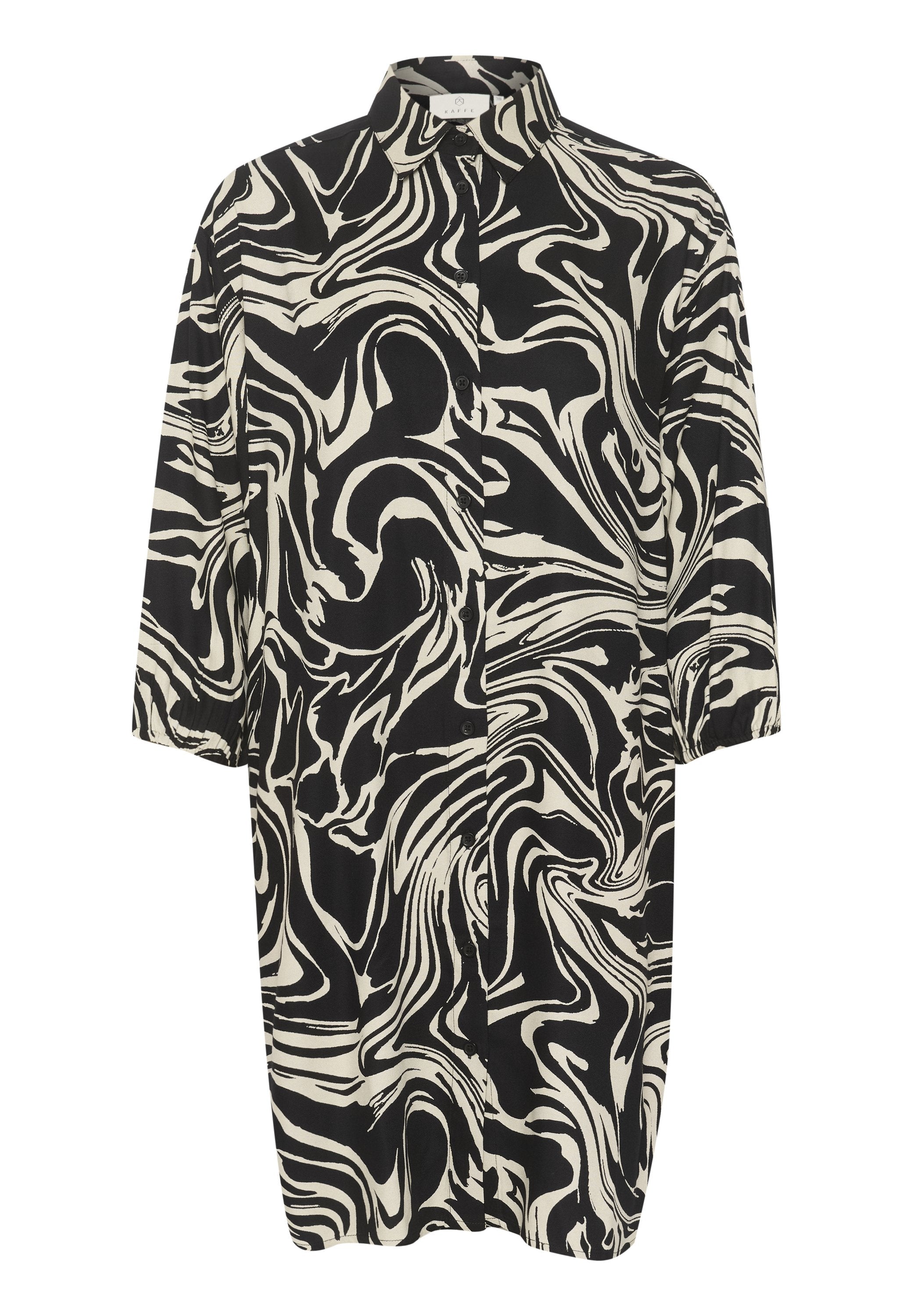 Schwarz-weißes Kleid mit einem wirbelnden abstrakten Muster, durchgehender Knopfleiste, Kragen und dreiviertel langen Ärmeln, gefertigt aus leichtem Stoff.
