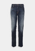 Dunkelblaue Jeans aus Denim mit leichtem Verblassen, Wischeffekten und abgenutzten Details. Klassisches Fünf-Taschen-Design mit Knopfverschluss.