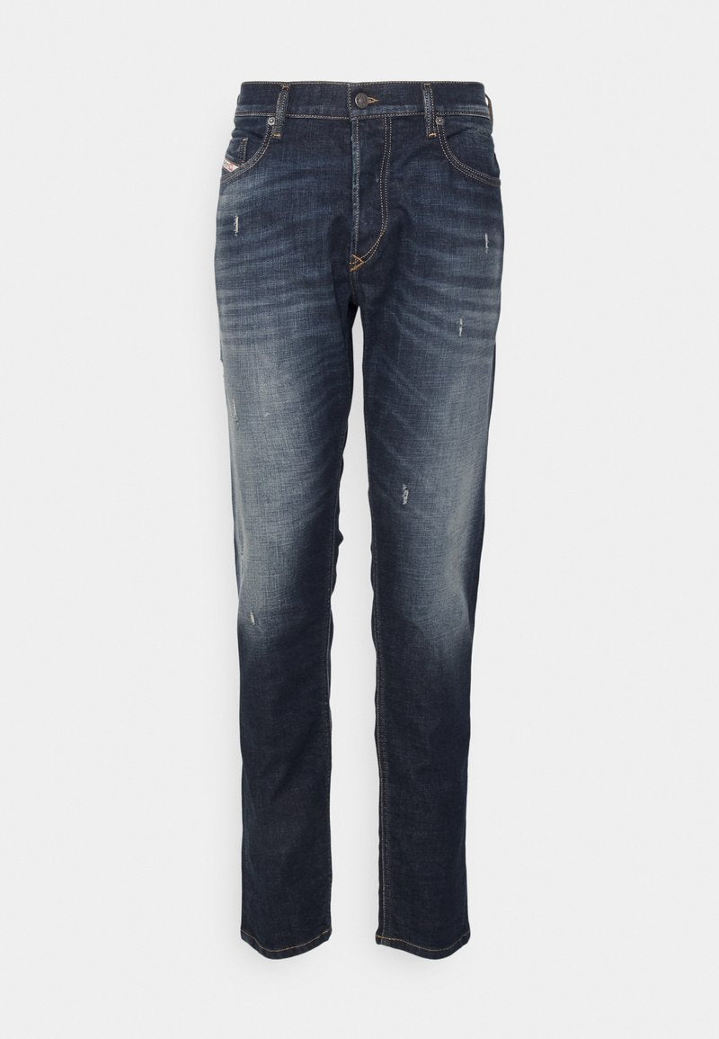 Dunkelblaue Jeans aus Denim mit leichtem Verblassen, Wischeffekten und abgenutzten Details. Klassisches Fünf-Taschen-Design mit Knopfverschluss.