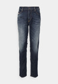 Dunkelblaue Jeans aus Denim mit leichtem Verblassen, Wischeffekten und abgenutzten Details. Klassisches Fünf-Taschen-Design mit Knopfverschluss.