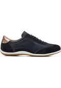 Lace-up Sneaker mit einem Obermaterial aus marineblauem Leder und Wildleder, kontrastierender bronzefarbener Fersenkappe, weißer Zwischensohle und langlebiger Gummi-Außensohle.