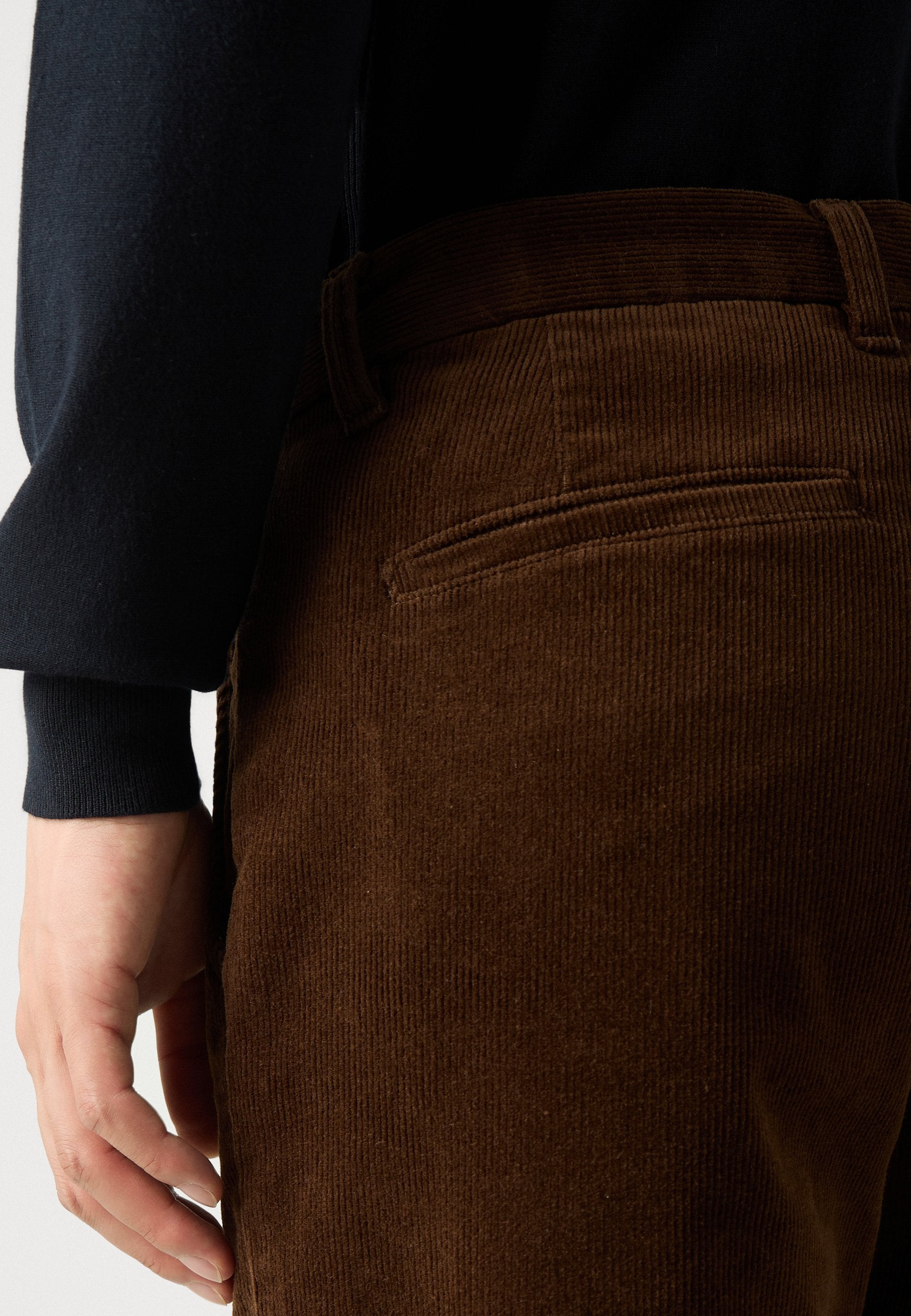 CROPPED PANTS Media 8