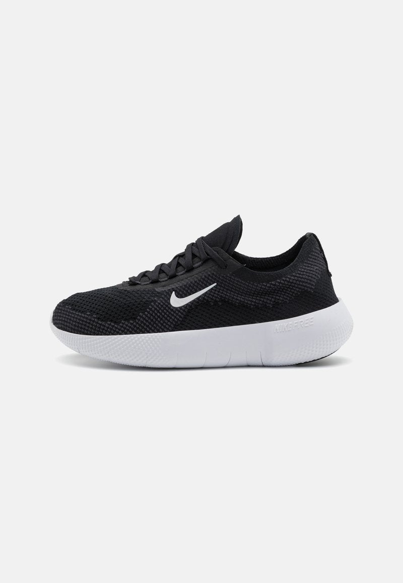 Schwarzer Sportschuh mit einem Obermaterial aus Mesh, strukturiertem Design, runder Zehenpartie, weißer Gummisohle und einem Nike-Logo an der Seite.