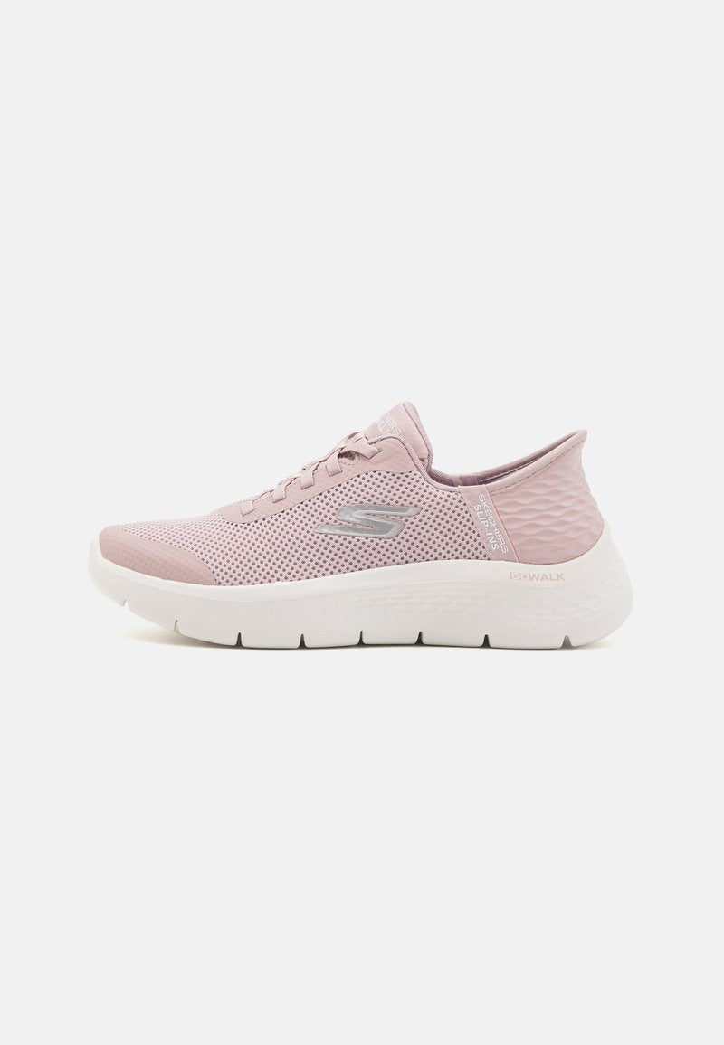 Hellrosa-farbener Sportschuh mit atmungsaktivem Mesh-Obermaterial, strukturierten Akzenten an der Ferse und einer dicken weißen Sohle mit Profilmuster.