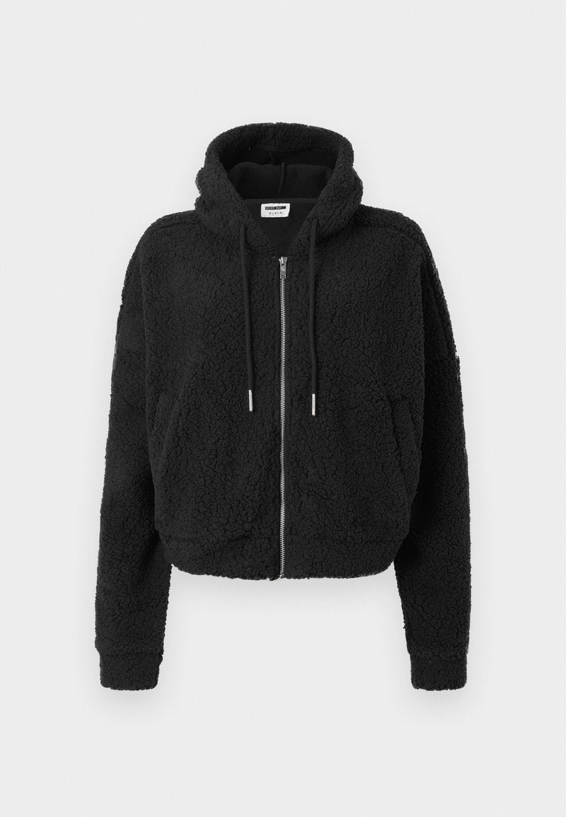 Schwarze kürzere Kapuzenjacke aus strukturiertem Fleece. Verfügt über einen Reißverschluss vorne, eine verstellbare Kapuze und gerippte Bündchen. Keine zusätzlichen Muster oder Akzente.