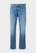 Verblasste blaue Jeans im geraden Schnitt mit einem Knopfverschluss, fünf Taschen und einem Aufnäher auf der vorderen Tasche.