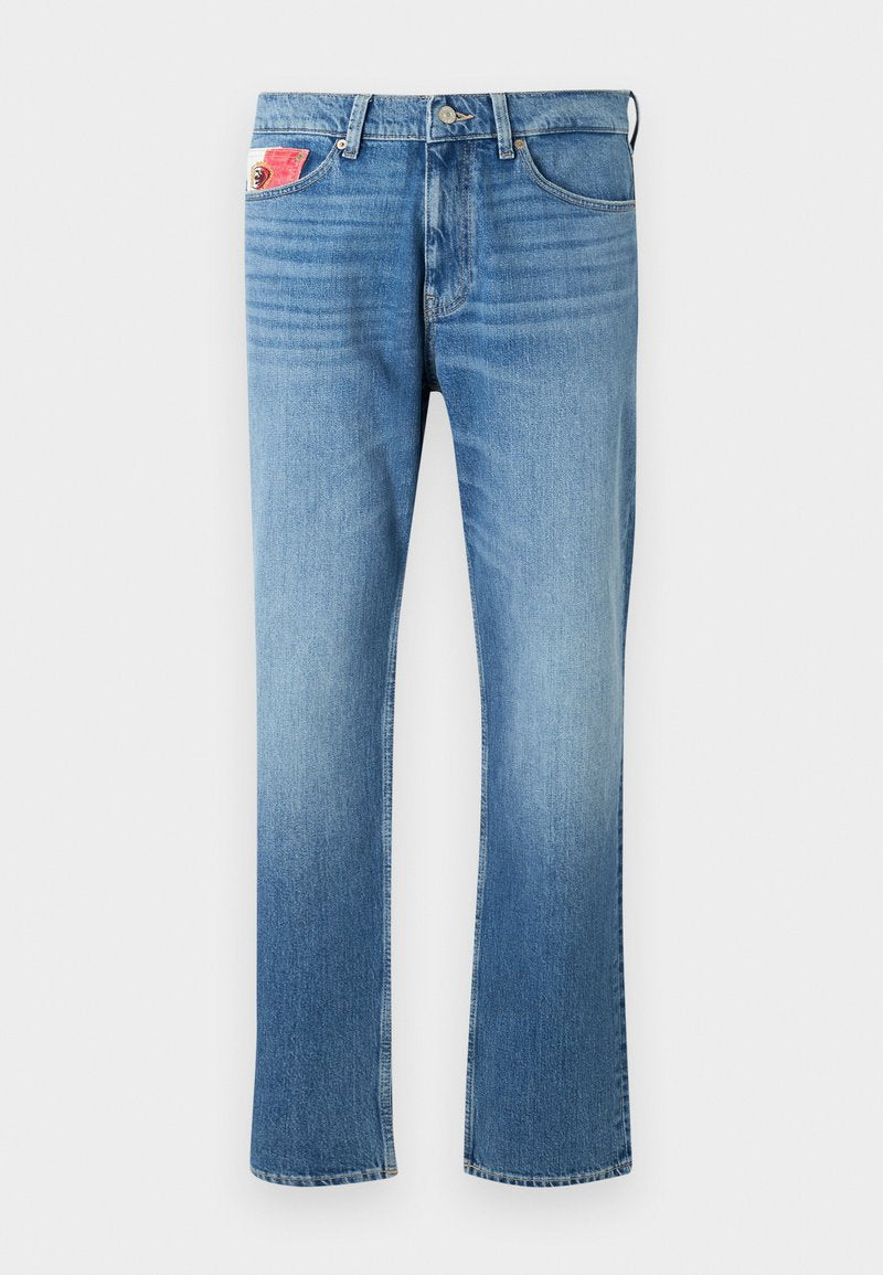 Verblasste blaue Jeans im geraden Schnitt mit einem Knopfverschluss, fünf Taschen und einem Aufnäher auf der vorderen Tasche.