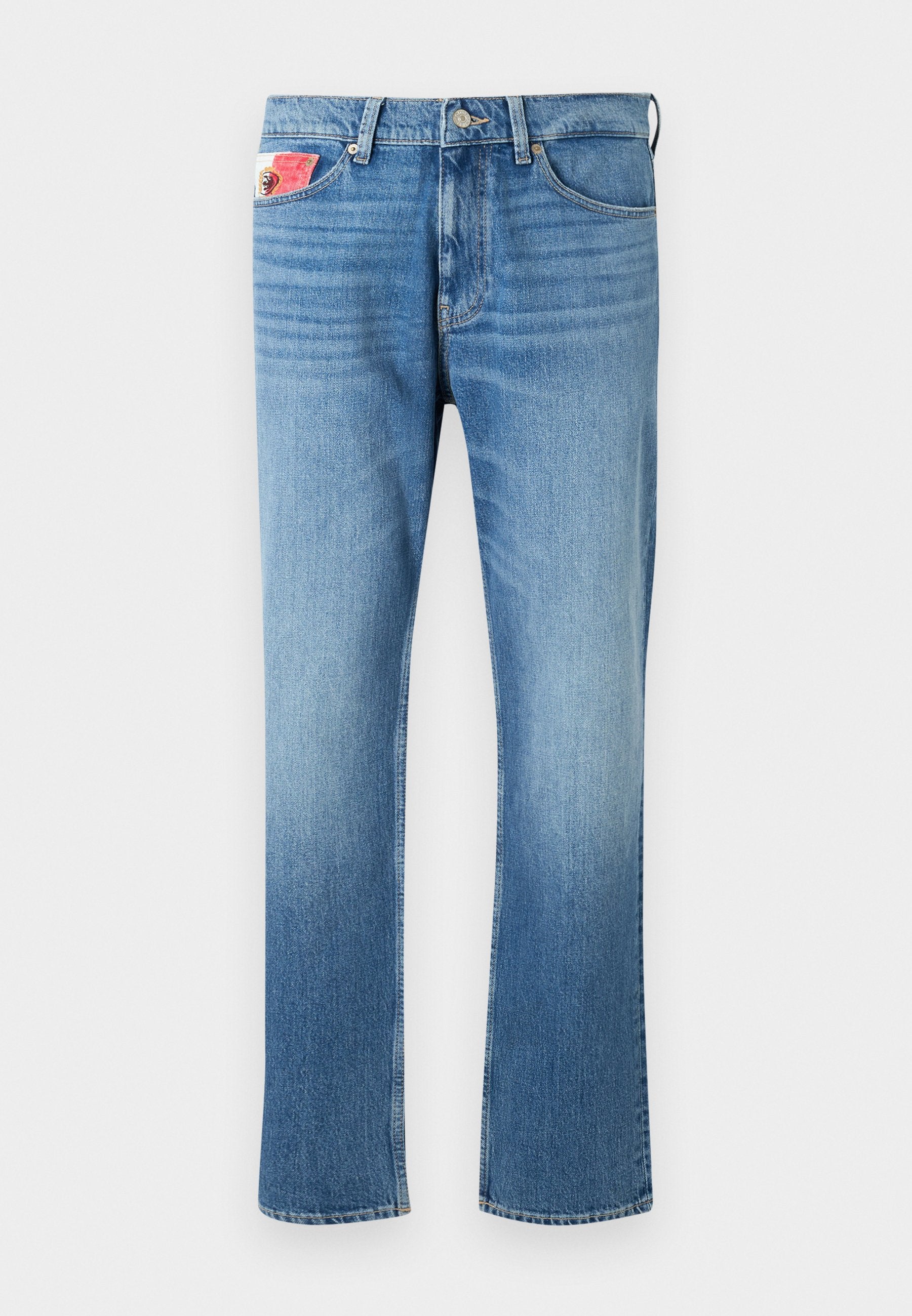 Verblasste blaue Jeans im geraden Schnitt mit einem Knopfverschluss, fünf Taschen und einem Aufnäher auf der vorderen Tasche.
