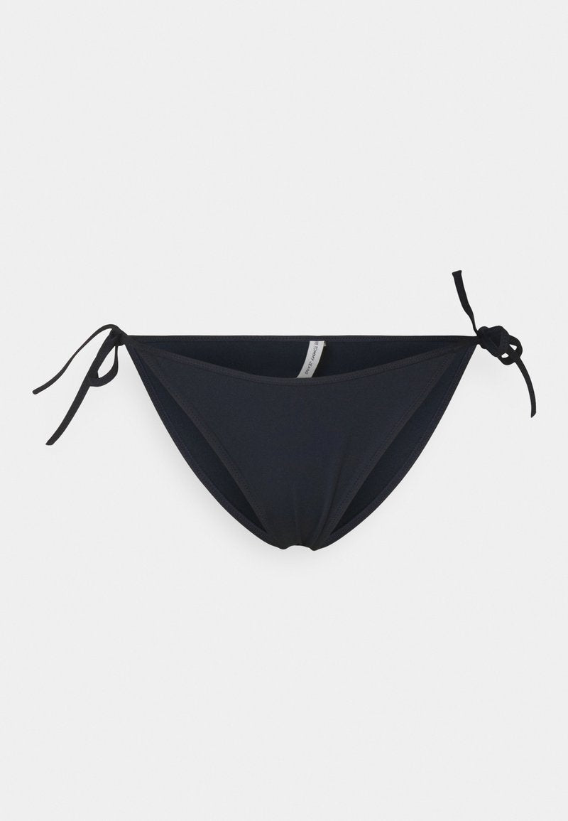 Schwarzer Bikiniunterteil mit verstellbaren Seitenbändern, ausgestattet mit einer glatten Textur und minimaler Bedeckung. Einfaches Design mit einem niedrigen Schnitt.