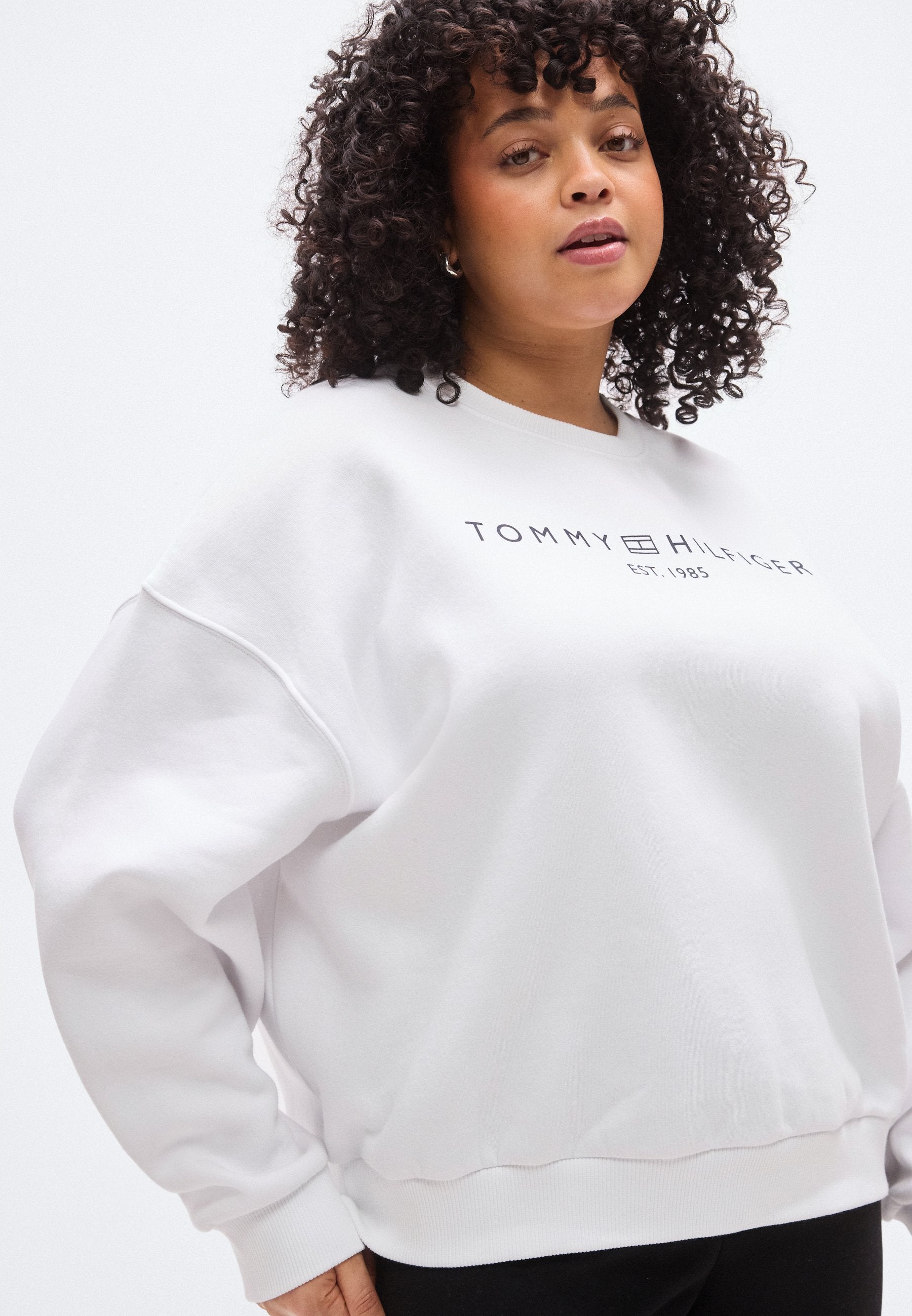 CURVE LOGO FLEX FLEECE RELAXED SWEATSHIRT Media 5