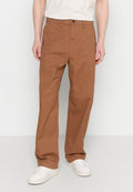 Braune Baumwollhosen mit geradem Schnitt, Reißverschluss und Fronttaschen. Kombiniert mit weißen Sneakern für einen lässigen Look.