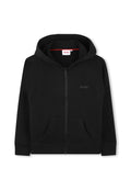 Schwarze Zip-Hoodie aus weichem Stoff mit einer frontalen Tasche, gerippten Bündchen, einer gefütterten Kapuze und einem dezenten Logo auf der Brust.