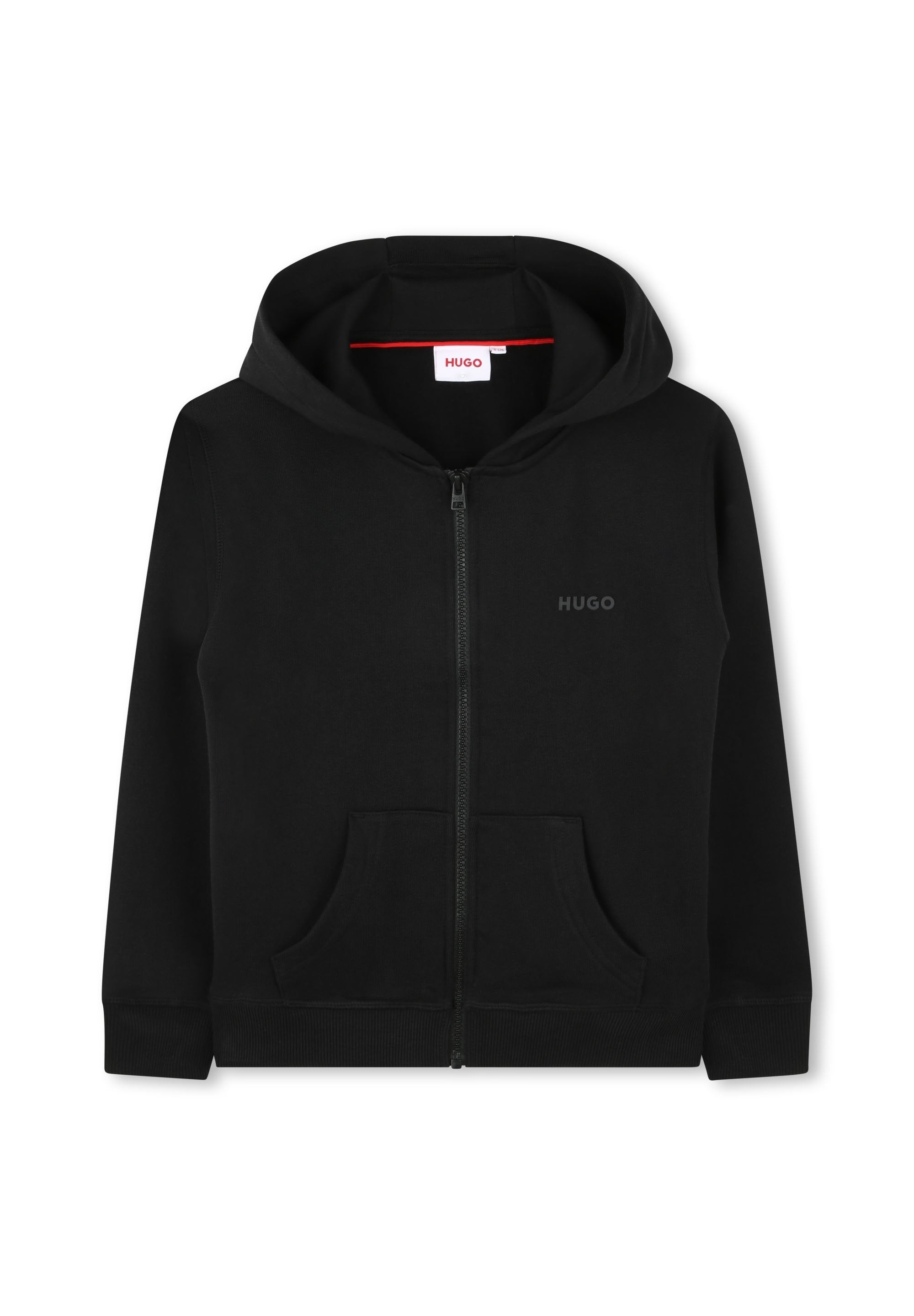 Schwarze Zip-Hoodie aus weichem Stoff mit einer frontalen Tasche, gerippten Bündchen, einer gefütterten Kapuze und einem dezenten Logo auf der Brust.