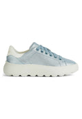 Helles blaugraues, metallisch schimmerndes Low-Top Sneaker mit weißer gepolsterter Sohle und passenden blauen Schnürsenkeln, Seitenansicht auf weißem Hintergrund.
