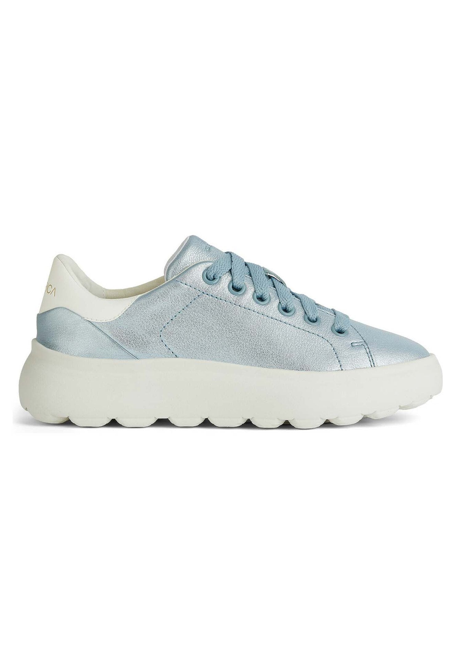 Helles blaugraues, metallisch schimmerndes Low-Top Sneaker mit weißer gepolsterter Sohle und passenden blauen Schnürsenkeln, Seitenansicht auf weißem Hintergrund.