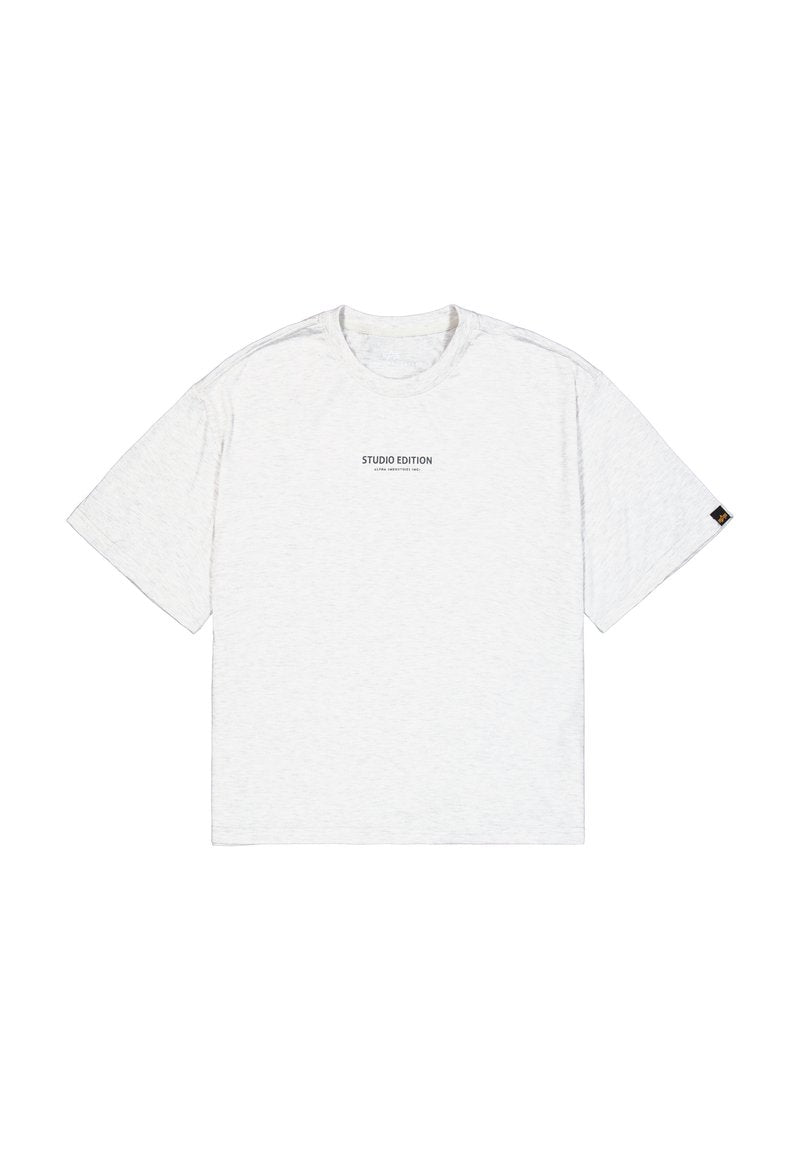Weißes T-Shirt mit kurzen Ärmeln und rundem Ausschnitt, das "STUDIO EDITION" in Schwarz aufgedruckt hat. Stricktextur mit lockerer Passform.