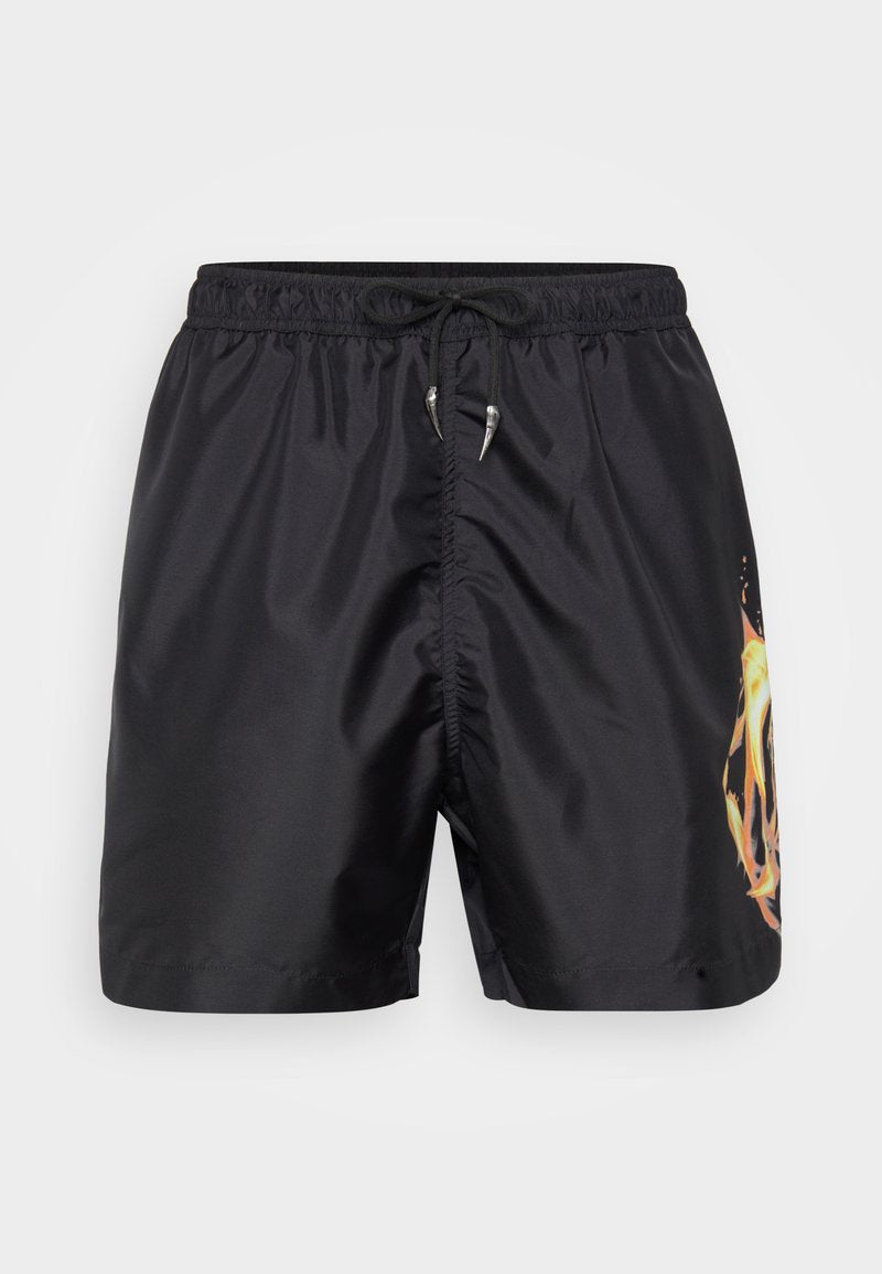 Schwarze Badeshorts aus glattem, leichtem Stoff. Mit einem verstellbaren Bund und einem farbenfrohen Flammenmuster auf einer Seite.