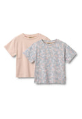 Zwei kurzärmelige T-Shirts: eines in einfarbigem Hellrosa, das andere mit einem pastellfarbenen Blumenmuster. Beide aus weicher Baumwolle gefertigt und mit Rundhalsausschnitt.