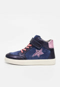 Marineblaue High-Top-Sneaker mit pinkfarbenen Schnürsenkeln, Klettverschluss, pinkfarbener Ferseneinlage, weißer Sohle und glitzernder pinkfarbener Sternverzierung an der Seite.