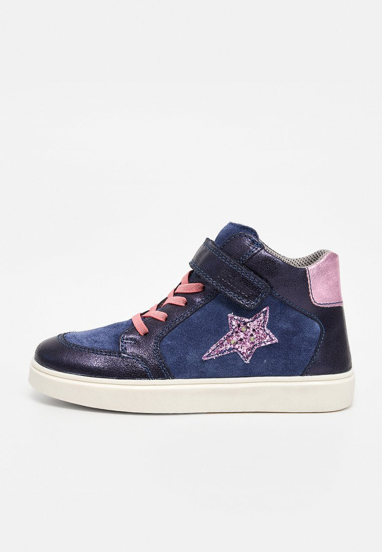Marineblaue High-Top-Sneaker mit pinkfarbenen Schnürsenkeln, Klettverschluss, pinkfarbener Ferseneinlage, weißer Sohle und glitzernder pinkfarbener Sternverzierung an der Seite.