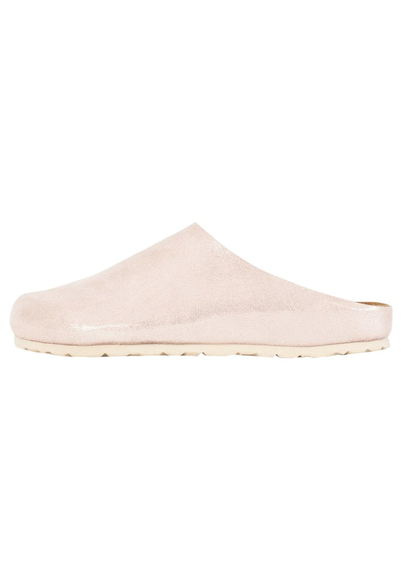 Helle rosa Clogs zum Hineinschlüpfen mit einem strukturierten Wildleder-Obermaterial, runder Zehenpartie und einer weichen Gummisohle. Minimalistisches Design ohne sichtbare Beschläge.
