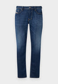 Dunkelblaue Denim-Jeans mit geradem Schnitt, ausgestattet mit einem Five-Pocket-Design, sichtbaren Nähten und einem metallischen Knopfverschluss an der Taille.