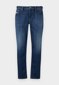 Dunkelblaue Denim-Jeans mit geradem Schnitt, ausgestattet mit einem Five-Pocket-Design, sichtbaren Nähten und einem metallischen Knopfverschluss an der Taille.