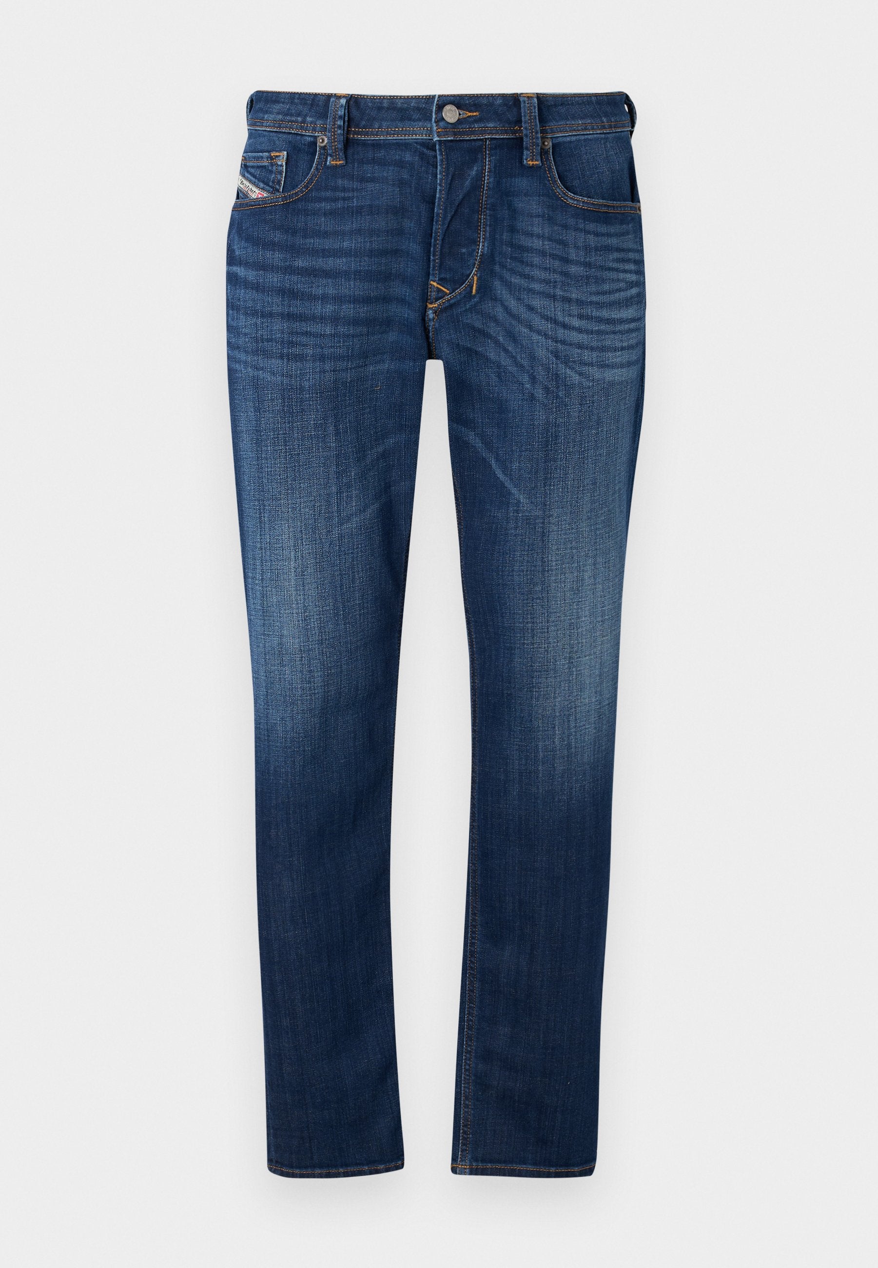 Dunkelblaue Denim-Jeans mit geradem Schnitt, ausgestattet mit einem Five-Pocket-Design, sichtbaren Nähten und einem metallischen Knopfverschluss an der Taille.