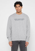 Grauer Pullover mit langen Ärmeln und Rundhalsausschnitt, mit dem Aufdruck "NEW YORK CITY SCHOTT 1913" in dunklerem Grau über der Brust.