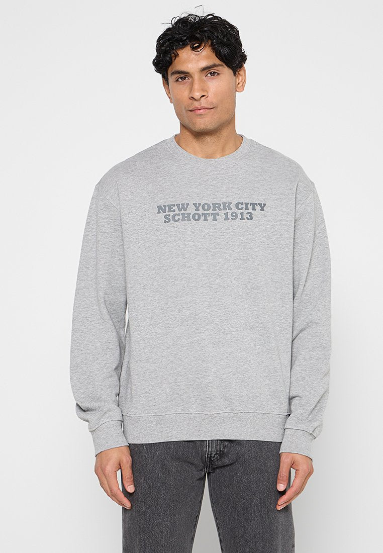Grauer Pullover mit langen Ärmeln und Rundhalsausschnitt, mit dem Aufdruck "NEW YORK CITY SCHOTT 1913" in dunklerem Grau über der Brust.