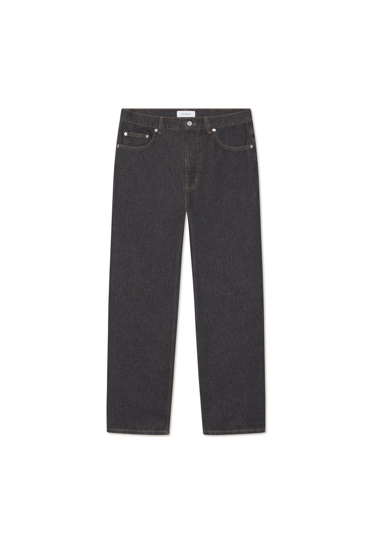 Dunkelblaue Jeans mit geradem Schnitt, Fünf-Taschen-Design, kontrastierenden Nähten und einem Knopfverschluss am Bund.