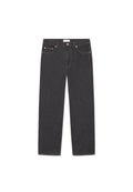 Dunkelblaue Jeans mit geradem Schnitt, Fünf-Taschen-Design, kontrastierenden Nähten und einem Knopfverschluss am Bund.