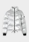 Silberne Pufferjacke mit hohem Kragen, Frontreißverschluss, samtigen, puffigen Einsätzen, elastischen Bündchen und einem Kordelzugsaum. Glatte, glänzende Oberfläche.
