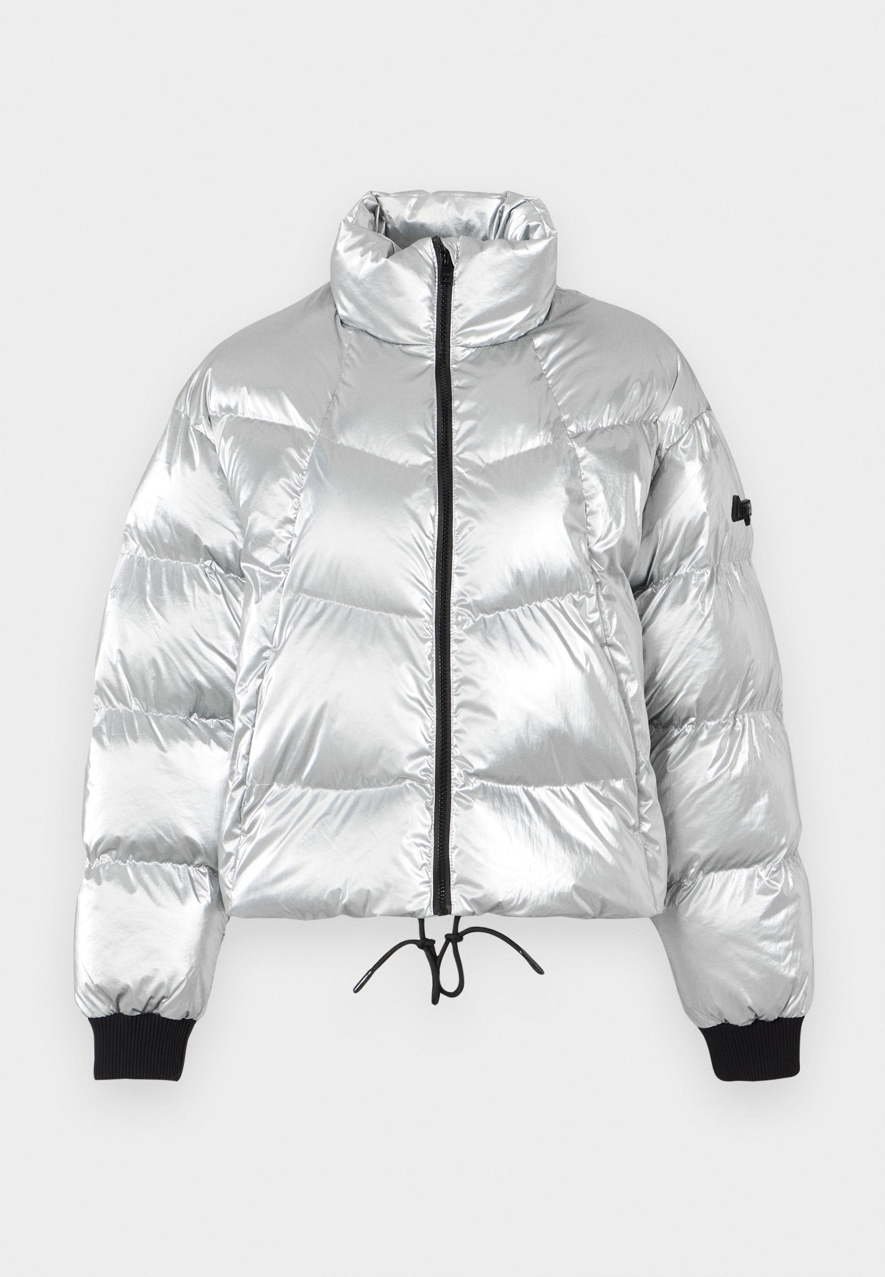 Silberne Pufferjacke mit hohem Kragen, Frontreißverschluss, samtigen, puffigen Einsätzen, elastischen Bündchen und einem Kordelzugsaum. Glatte, glänzende Oberfläche.
