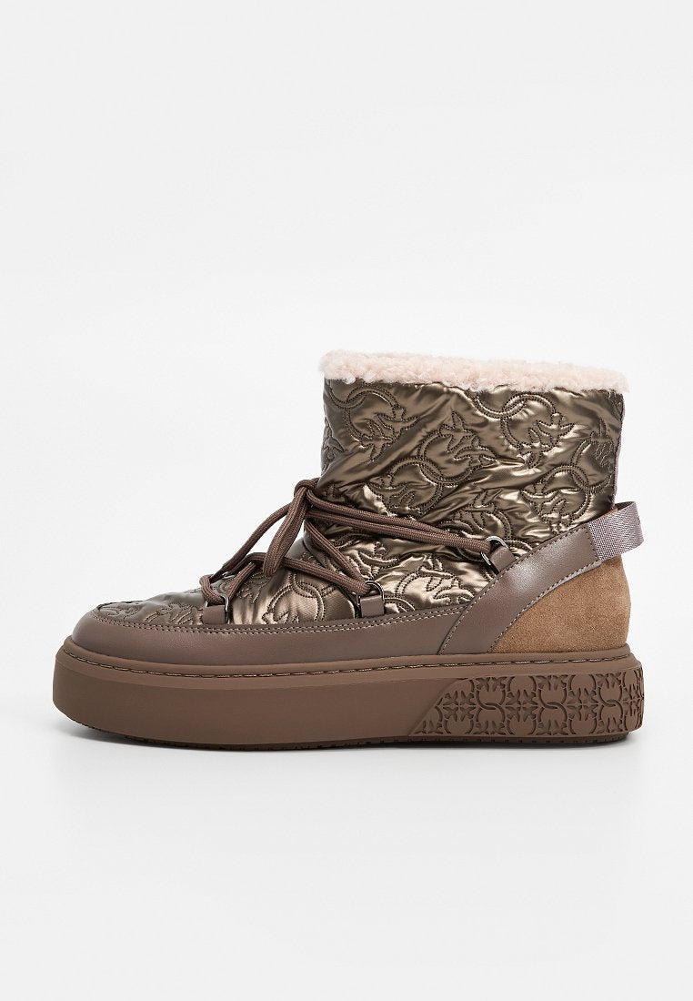 Brauner isolierter Stiefel mit gesteppter metallischer Oberseite, weichem rosa Innenfutter, strukturiertem Gummisohle und kontrastierenden Wildlederelementen.