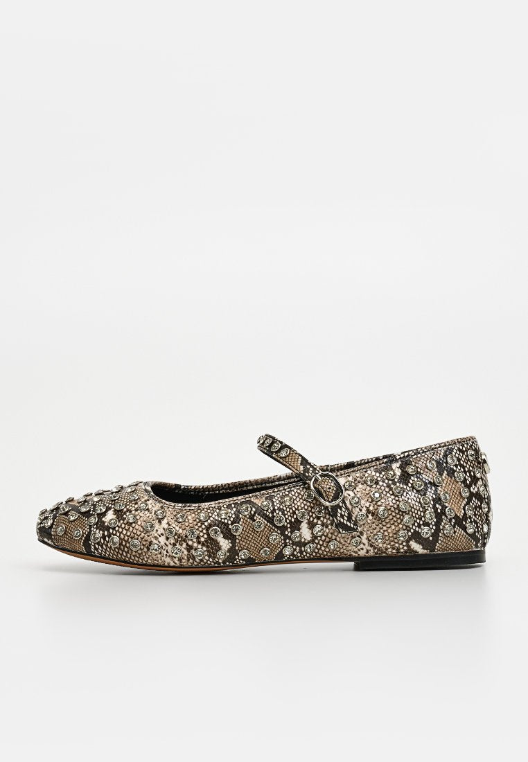 Ballerina-Schuhe im Schlangenmuster mit beige, braunen und schwarzen Farbtönen. Verfügt über einen Knöchelriemen mit einer Metallschnalle und verzierten Akzenten an der Zehenpartie.