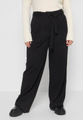 Schwarze, hochtaillierte Hose mit Bindegürtel, im lockeren Schnitt und glatter Textur, kombiniert mit einem gerippten, crèmefarbenen Langarmoberteil.