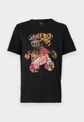 Schwarzes Baumwoll-T-Shirt mit einem bunten Grafiken eines Bären, der aus Collage-Texten und Bildern besteht, und ein lebendiges Design schafft.