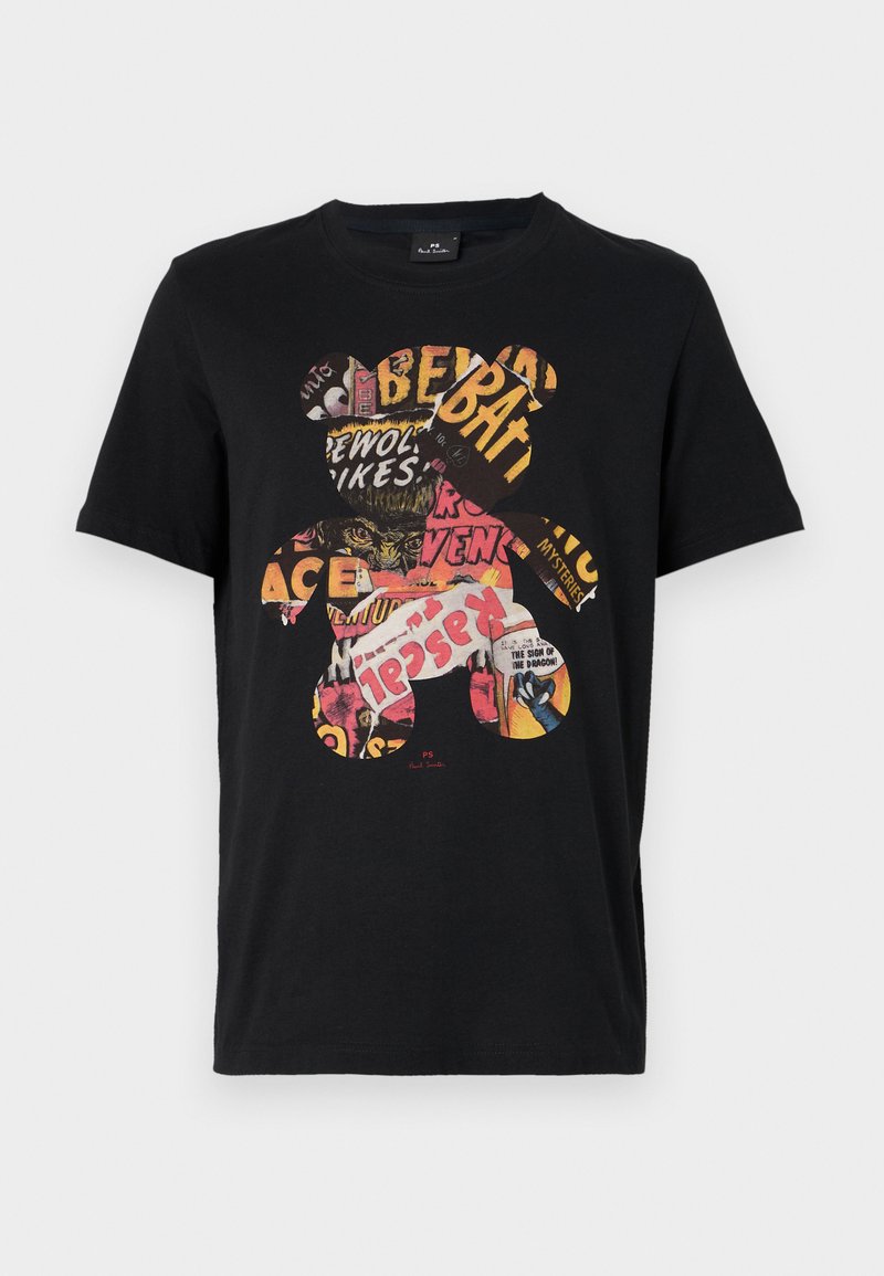 Schwarzes Baumwoll-T-Shirt mit einem bunten Grafiken eines Bären, der aus Collage-Texten und Bildern besteht, und ein lebendiges Design schafft.