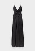 Schwarzes Satin-Langkleid mit gerafftem Vorderteil, tiefem V-Ausschnitt und zierlichen, verzierten Schulterriemen.