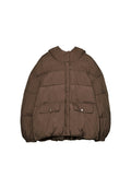 Braune Puffjacke mit Kapuze, ausgestattet mit einem Reißverschluss, elastischen Bündchen und zwei Fronttaschen mit Druckknöpfen. Glatte, gesteppten Textur.