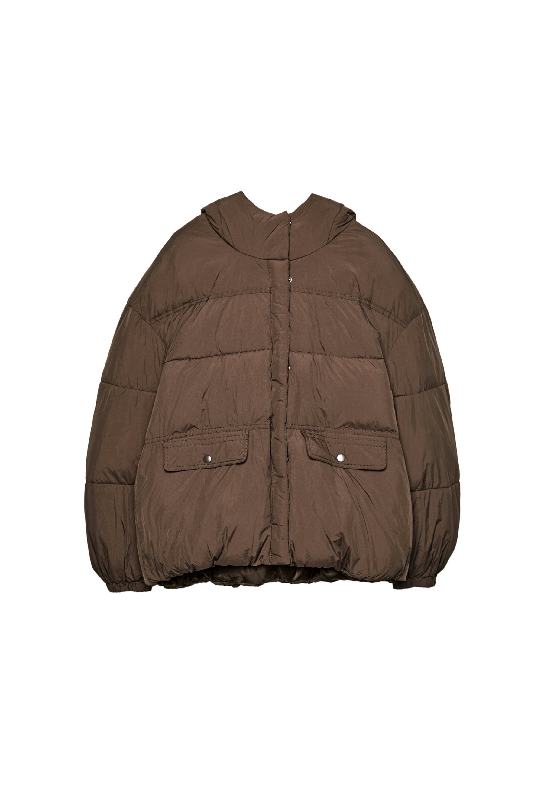 Braune Puffjacke mit Kapuze, ausgestattet mit einem Reißverschluss, elastischen Bündchen und zwei Fronttaschen mit Druckknöpfen. Glatte, gesteppten Textur.